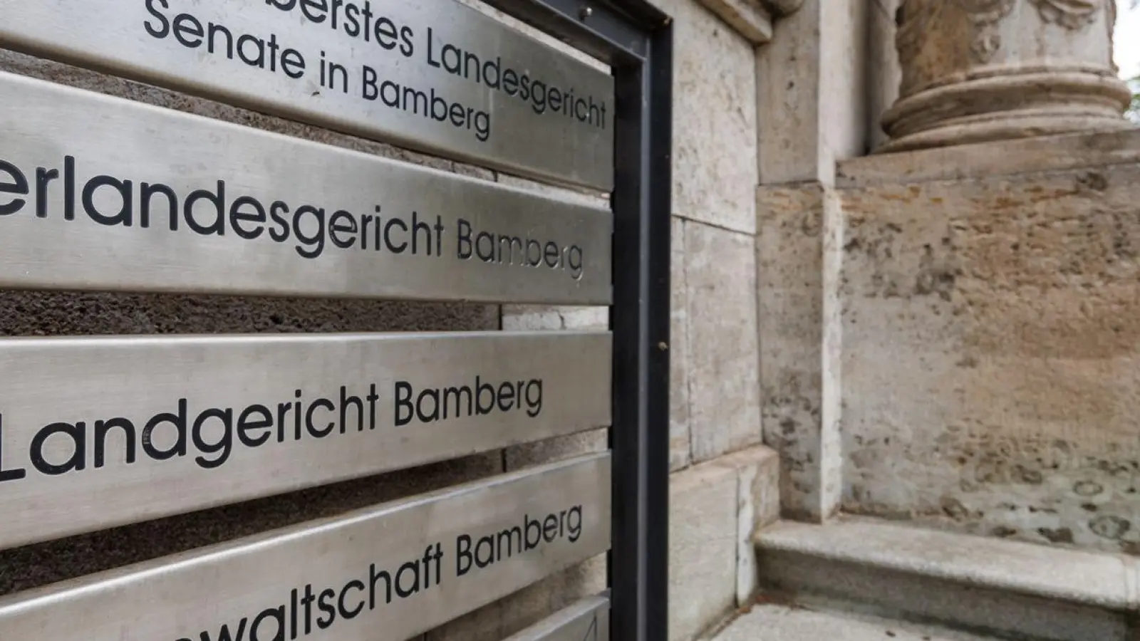 Außenansicht der Justizbehörden Bamberg. (Foto: Daniel Karmann/dpa/Archivbild)