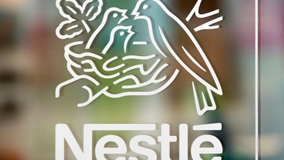 Das Logo von Nestlé. Der weltgrößte Nahrungsmittelhersteller hat im ersten Halbjahr Umsatz und Gewinn gesteigert. (Foto: Laurent Gillieron/KEYSTONE/dpa)