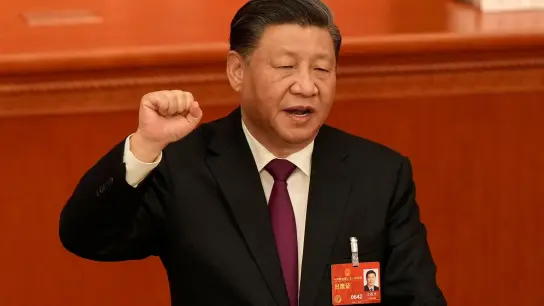 Experten zufolge schürt er mit einer immer selbstbewussteren Außenpolitik Nationalismus: Xi Jinping. (Foto: Mark Schiefelbein/AP/dpa)
