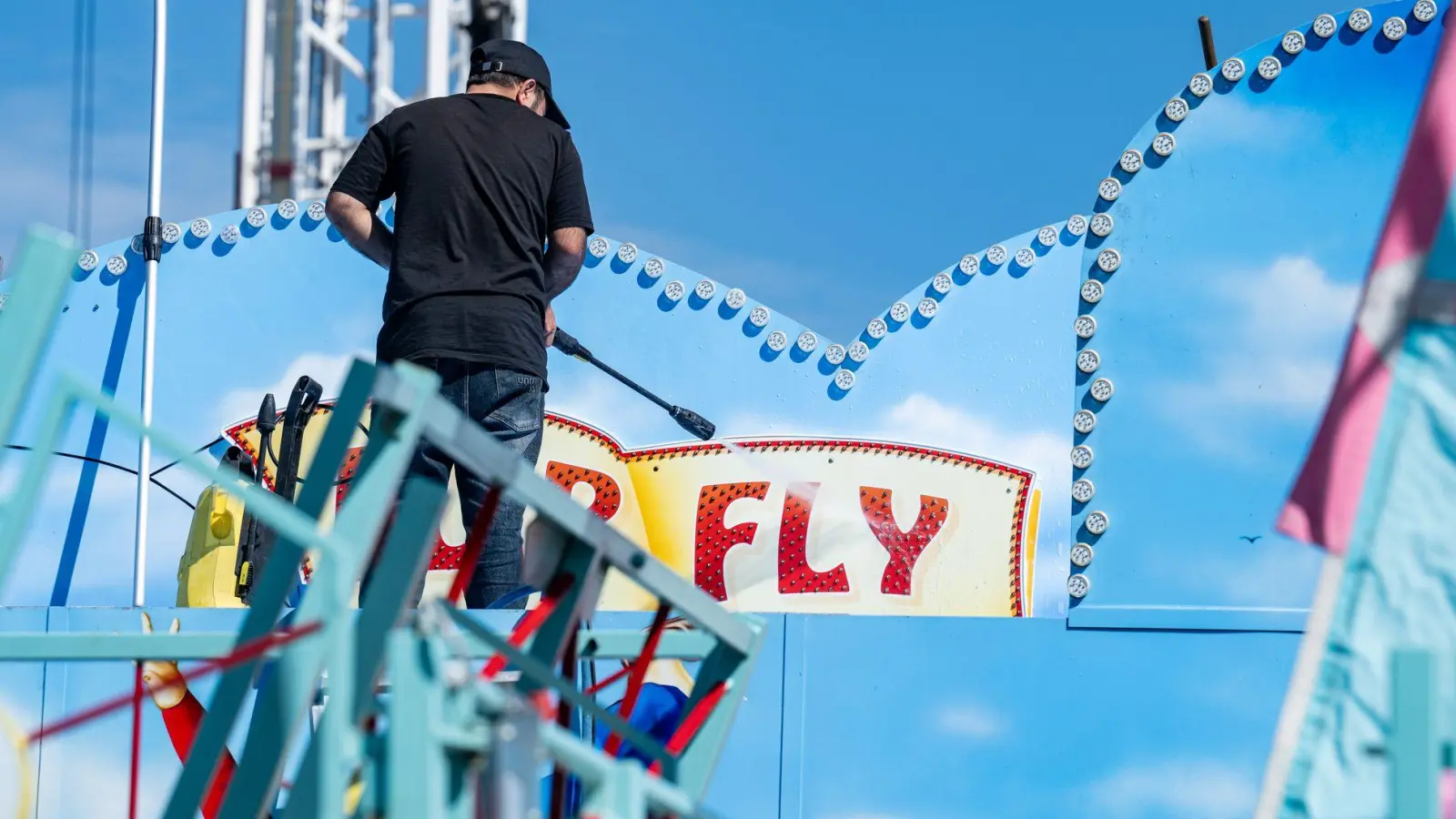 Das Gäubodenvolksfest in Straubing ist Bayerns zweitgrößtes Volksfest nach der Wiesn in München. Am 8. August geht es los. (Foto: Armin Weigel/dpa)
