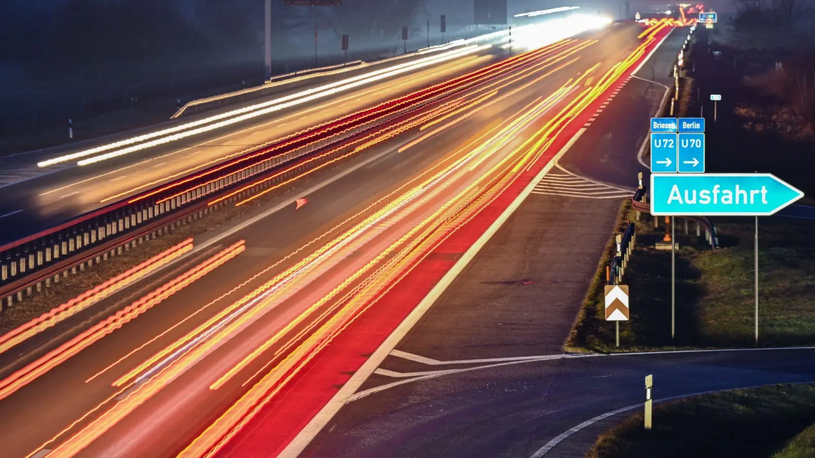 Auf der A7 stoppte die Polizei einen Lkw-Fahrer, der betrunken über die Autobahn kurvte. (Symbolbild: Patrick Pleul/dpa)
