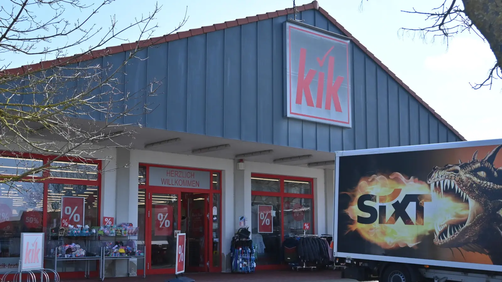 Rabatt-Aktionen verdeutlichen bei der Kik-Filiale in Uffenheim derzeit die Schließung, die seit Längerem gerüchteweise im Raum steht. (Foto: Anna Beigel)