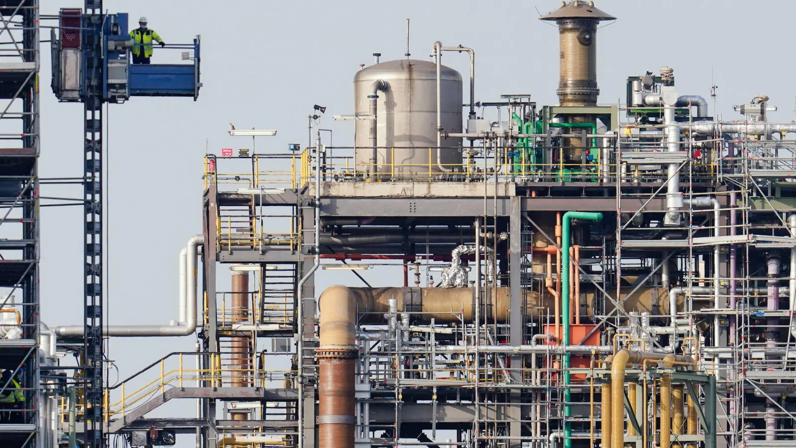 Chemieunternehmen warnen vor einem Kostenanstieg durch den europäischen Emissionshandel (Foto: Uwe Anspach/dpa)