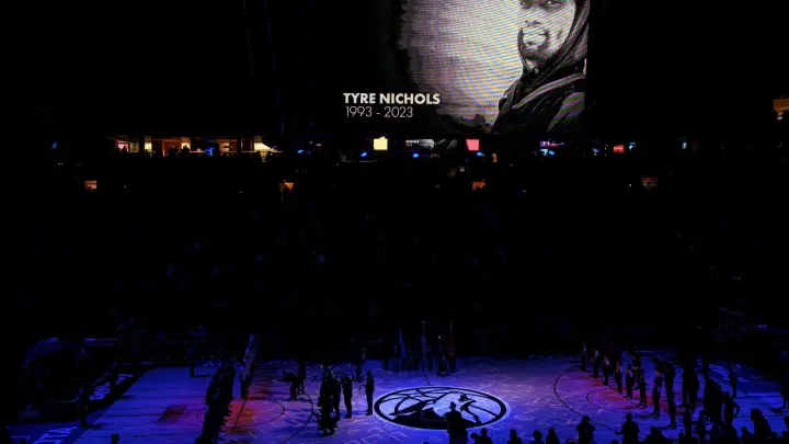 Die Fans und Spieler der Memphis Grizzlies und der Minnesota Timberwolves gedenken Tyre Nichols in einer Schweigeminute. (Foto: Kerem Yücel/Minnesota Public Radio/AP/dpa)