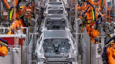 Roboter arbeiten an der Karosserie von verschiedenen BMW-Modellen im BMW-Stammwerk. (Foto: Sven Hoppe/dpa)