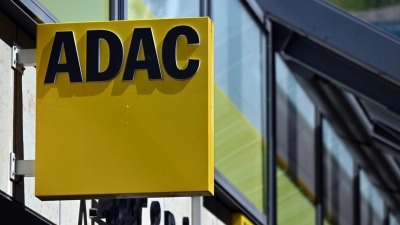 Der ADAC Südbayern wirbt angesichts gestiegener Unfallzahlen mit jungen Fahrern für Fahrtraining. (Symbolbild) (Foto: Martin Schutt/dpa)