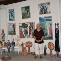 Ulrike Reutter präsentiert die Werke ihres Vaters Paul Reutter in der Scheune in Langenfeld. Er war ein gefragter Künstler mit einem großen Schaffensdrang. (Foto: Anita Dlugoß)