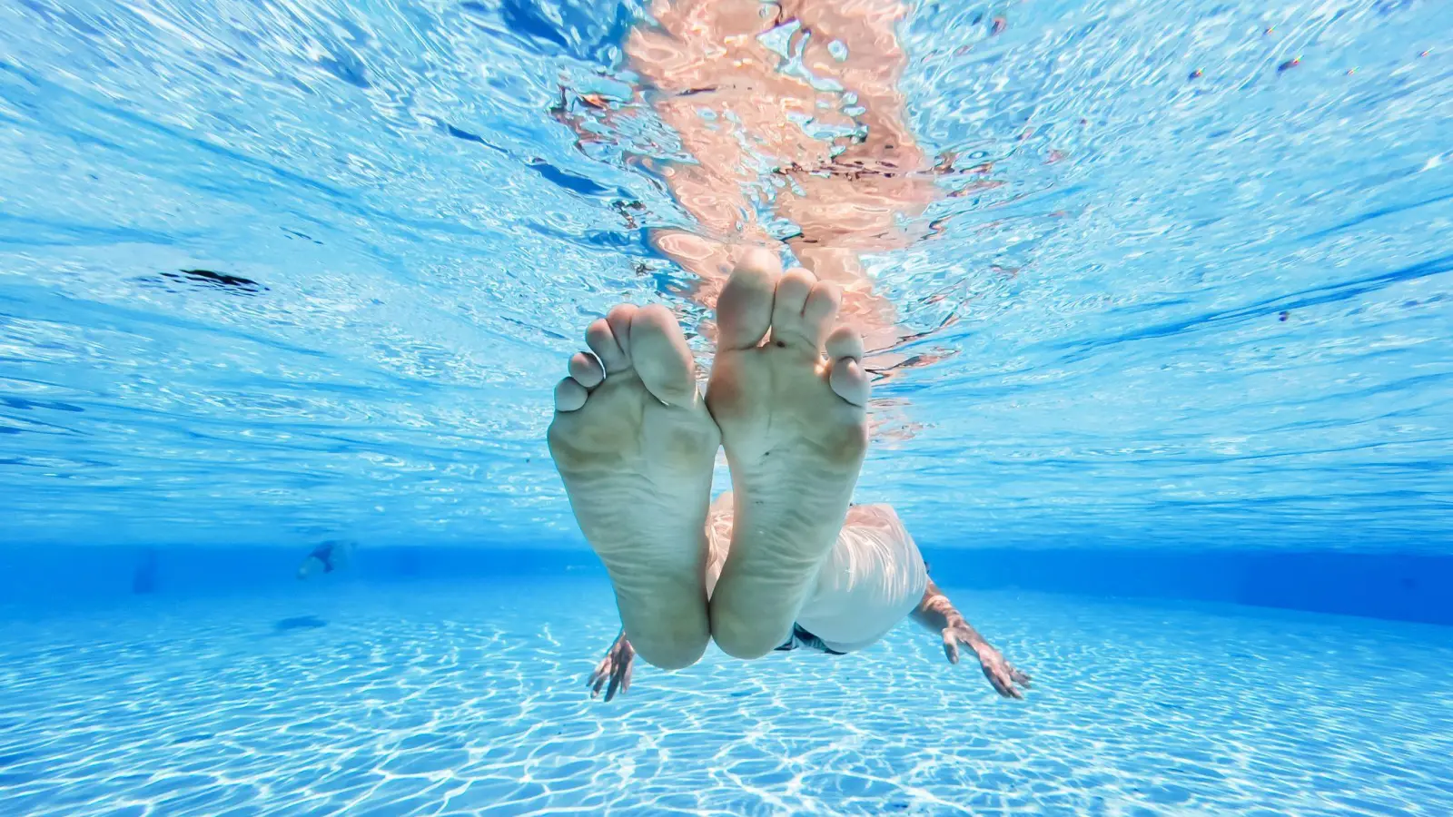 Das Freibad einer Schweizer Gemeinde ist bis Ende August fast ausschließlichen den Einheimischen vorbehalten. (Illustration) (Foto: Julian Stratenschulte/dpa)