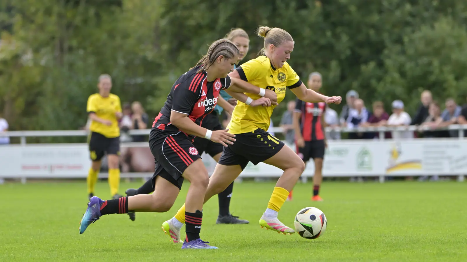 Im Vorwärtsgang: Lea Würth (rechts), hier mit Eintracht-Spielerin Johanna Marie Bürger bereitete die Führung vor. (Foto: Martin Rügner)