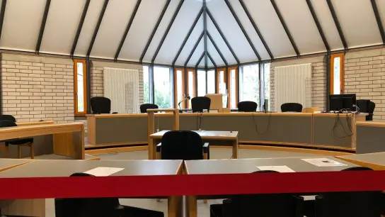 Der leere Gerichtssaal im Landgericht Baden-Baden noch vor der Verhandlung. (Foto: Susanne Kupke-Flohr/dpa)