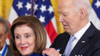 US-Präsident Joe Biden verleiht die Presidential Medal of Freedom an die Abgeordnete Nancy Pelosi. (Foto: Alex Brandon/AP/dpa)