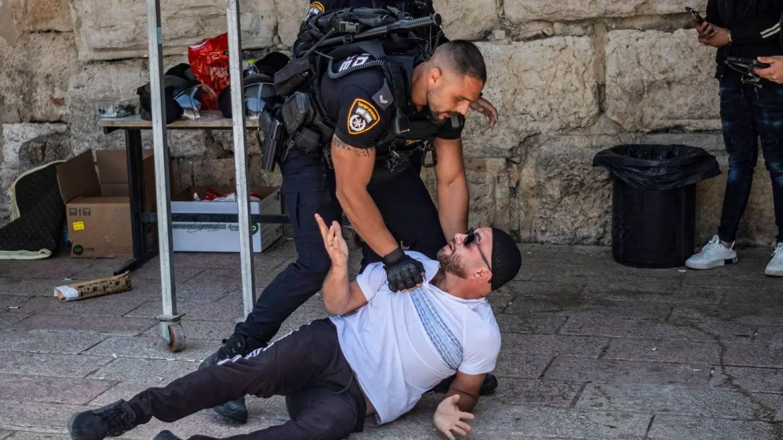 Israelische Sicherheitskräfte nehmen einen muslimischen Mann in der Altstadt von Jerusalem fest. Die Sorge vor einem iranischen Vergeltungsschlag auf israelisches Territorium wächst. (Foto: Ilia Yefimovich/dpa)