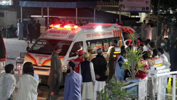 Rettungskräfte bringen Erdbebenopfer in ein Krankenhaus in Saidu Sharif. Die Stadt liegt im pakistanischen Swat-Tal. (Foto: Naveed Ali/AP/dpa)