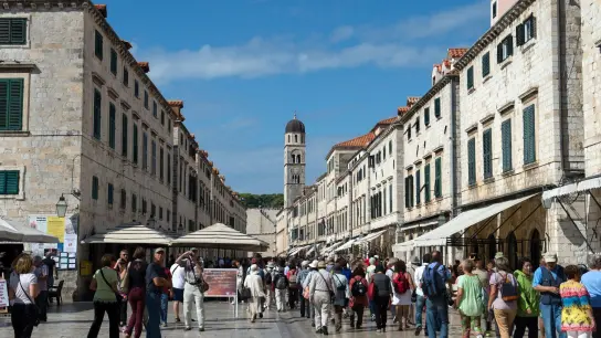 Noch bis Mitte Januar können Reisende und Einheimische hier mit Kuna bezahlen. Dann löst auch in Dubrovnik der Euro die kroatische Währung ab. (Foto: Andrea Warnecke/dpa-tmn)