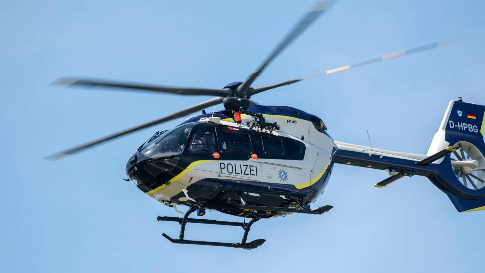 Die Polizei suchte mit Rettungs- und Polizeihubschraubern sowie Drohnen. (Symbolbild) (Foto: Stefan Puchner/dpa)