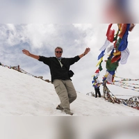 In der Region Ladakh im indischen Himalaya, wo bunte Gebetsfahnen im Wind flattern: Mächtige Berge faszinieren Heinz-Dieter Bornmann besonders. (Foto: privat)