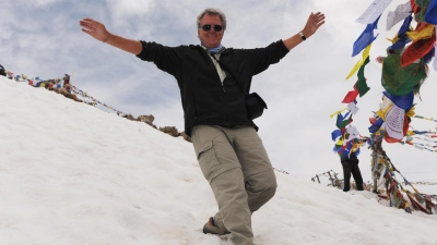 In der Region Ladakh im indischen Himalaya, wo bunte Gebetsfahnen im Wind flattern: Mächtige Berge faszinieren Heinz-Dieter Bornmann besonders. (Foto: privat)