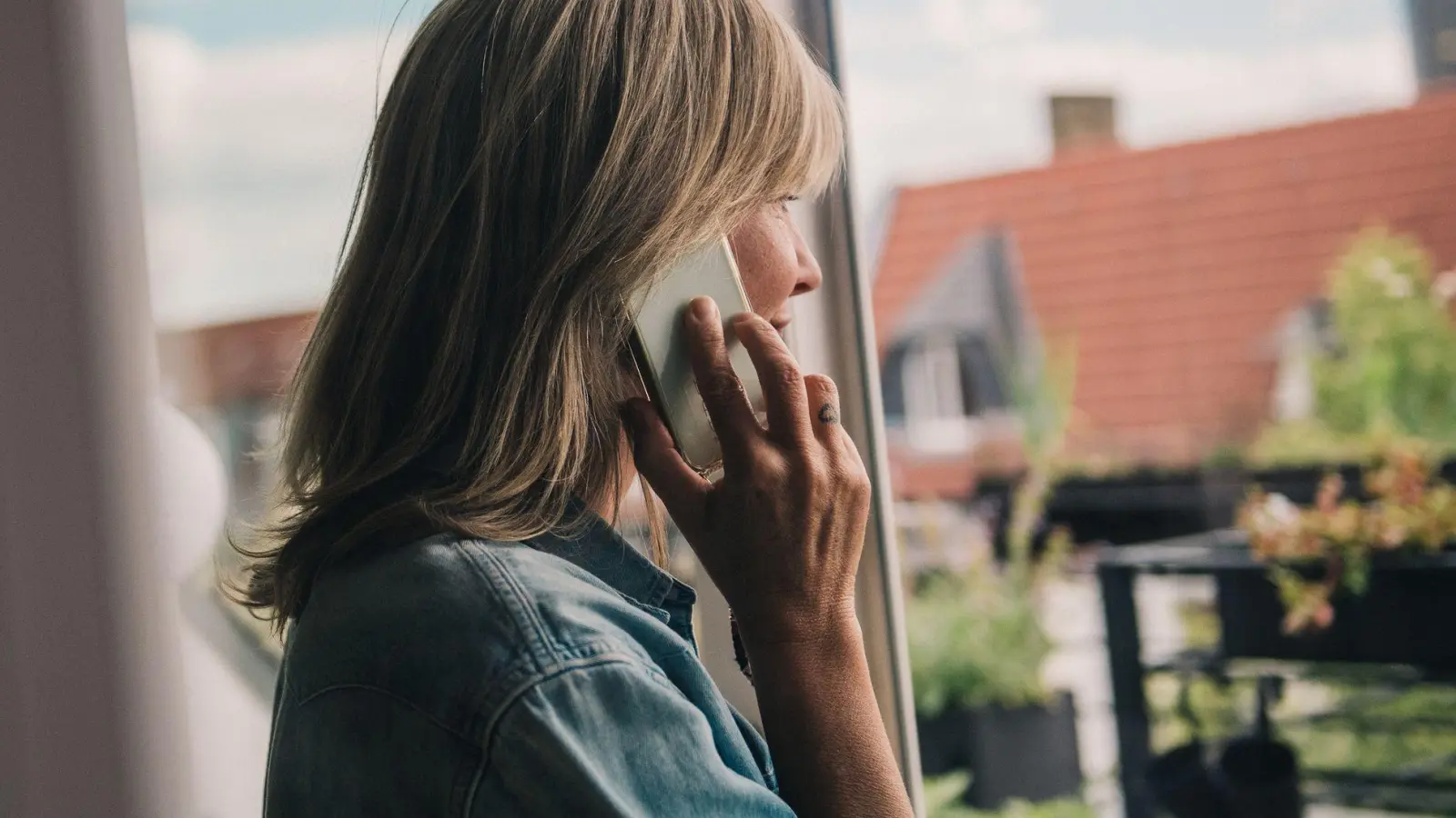 Kriminelle Anrufer üben am Telefon oft Druck aus, um an sensible Daten zu gelangen. Der beste Schutz: einfach auflegen. (Foto: Zacharie Scheurer/dpa-tmn)