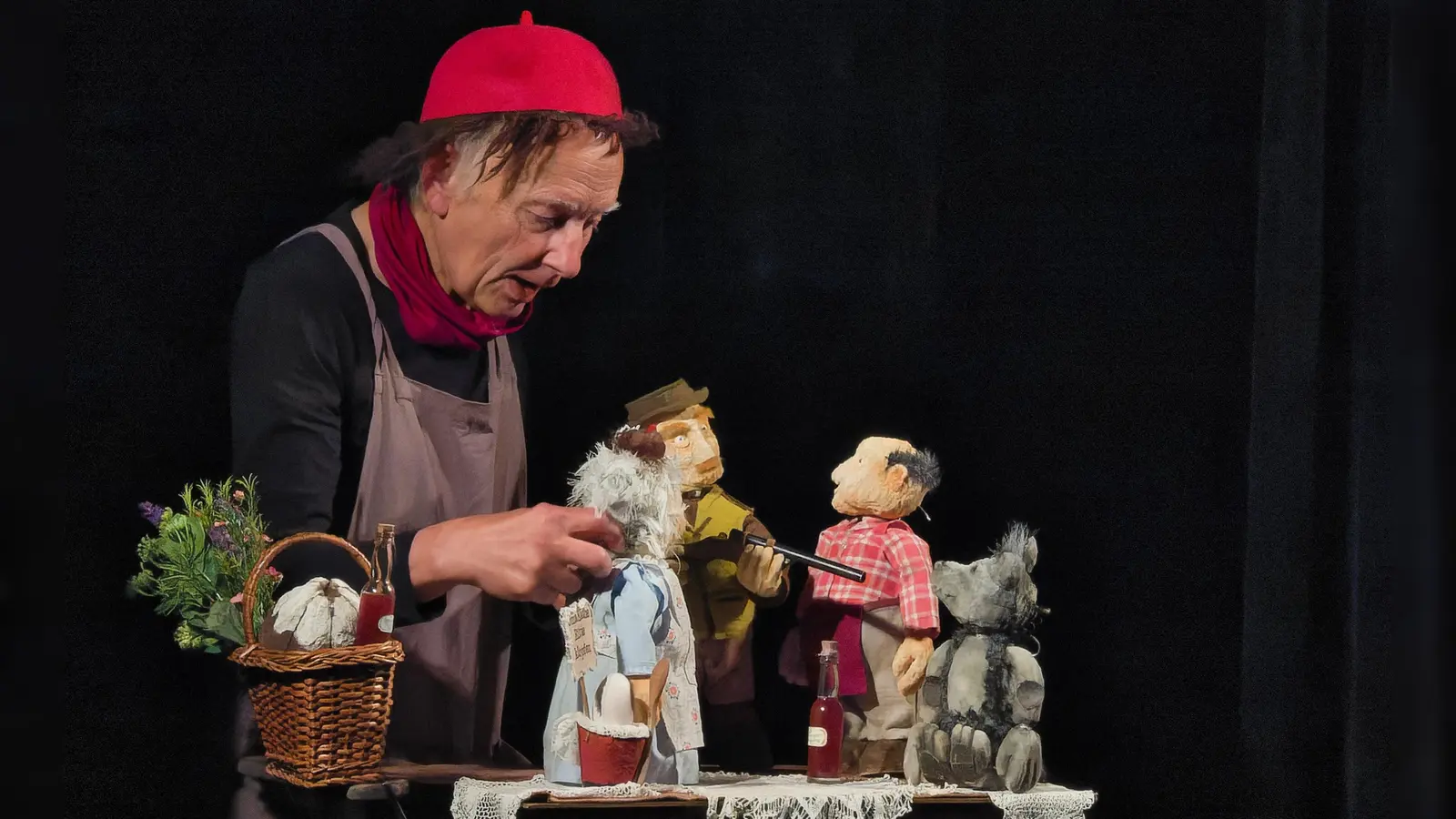 Großer Showdown auf der Puppenbühne mit einem unerwarteten Happy End: Der gar nicht böse Wolf zieht bei der Oma ein, und Rotkäppchen bekommt die Wolfshöhle, um dort als Räuberin zu hausen.  (Foto: Martin Stumpf)