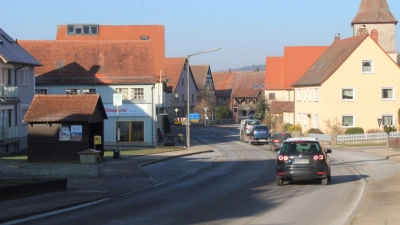 An der Bundesstraße 25 in Feuchtwangens Stadtteil Dorfgütingen soll eine Fußgängerampel installiert werden. Standort wird wohl im Bereich der Bushaltestelle sein. (Foto: Herbert Dinkel)
