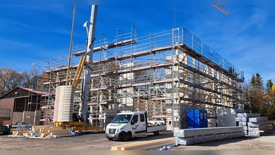 Rund 1250 Kubikmeter Erde mussten für den Neubau der Salzhalle ausgebaggert werden. Den Verantwortlichen ist es dabei gelungen, den Großteil des belasteten Materials wieder vor Ort einzubauen. (Foto: Florian Schwab)