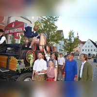 Bei der Humpenübergabe: Bürgermeister Jörg Edelmann übergibt das Gefäß an Gambrinus Thomas Höver (auf dem Wagen). (Foto: Peter Tippl)
