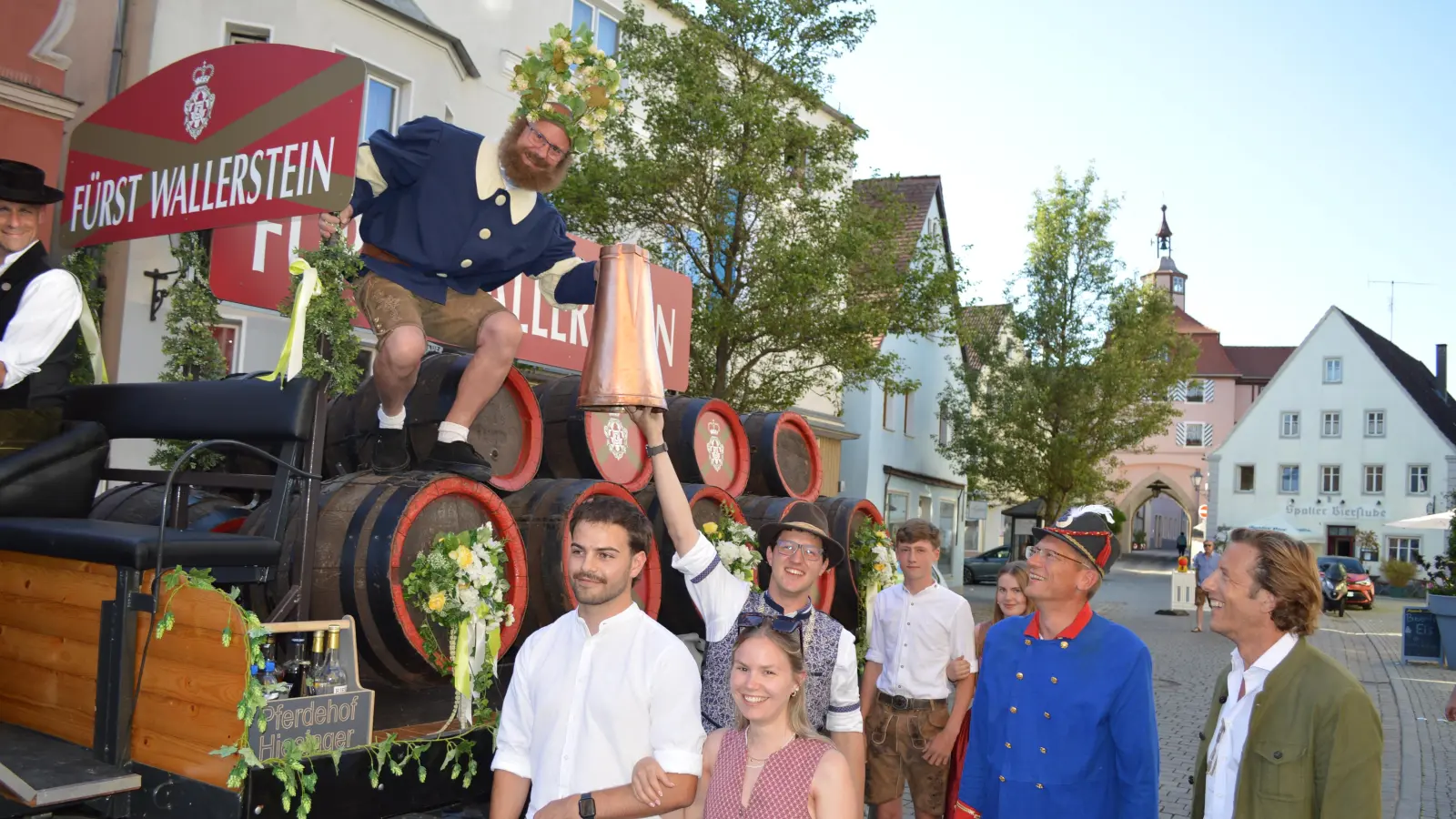 Bei der Humpenübergabe: Bürgermeister Jörg Edelmann übergibt das Gefäß an Gambrinus Thomas Höver (auf dem Wagen). (Foto: Peter Tippl)