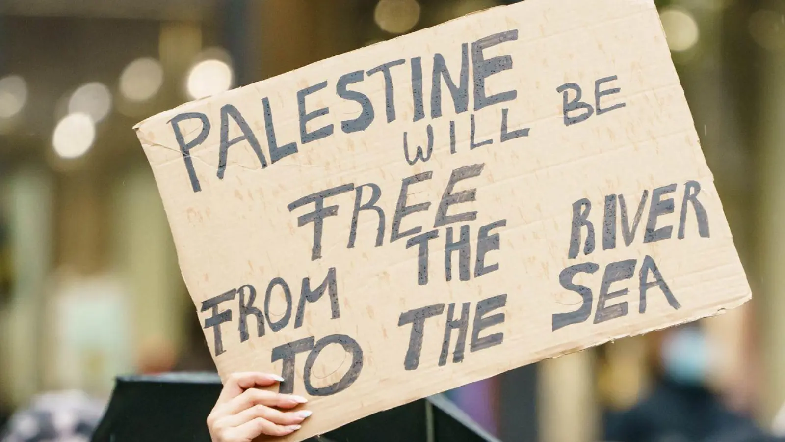 Bei einer propalästinensischen Demonstration in Frankfurt darf die Stadt die umstrittene Parole „From the river to the sea“ nicht verbieten. (Foto: Axel Heimken/dpa/Symbolbild)