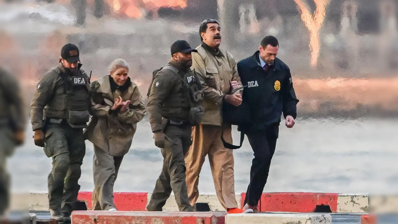 Umgeben von schwer bewaffneten Sicherheitskräften treffen der gefangen genommene venezolanische Präsident Nicolas Maduro (2.v.r) und seine Frau Cilia Flores (2.v.l)&nbsp;am Wall Street Heliport im New Yorker Stadtbezirk Manhattan ein.  (Foto: Kyle Mazza-Cnp/Zuma Press/dpa)