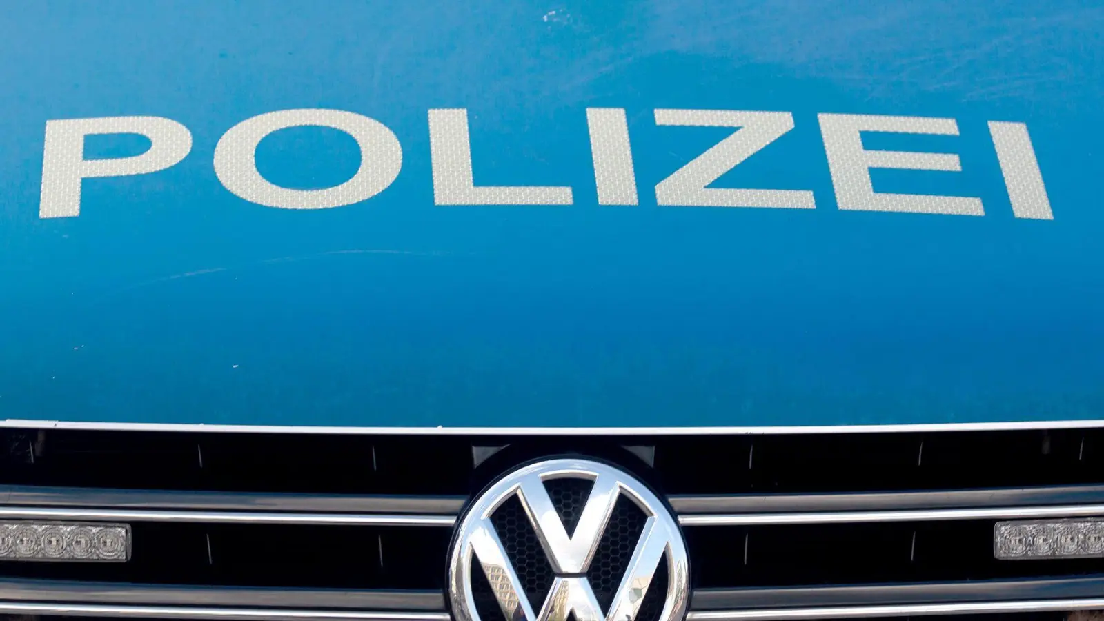 Eine 43-Jährige bemerkte am Dienstag zu spät, dass das Auto vor ihr bereits stand. Es kam zum Zusammenstoß. (Symbolbild: Fernando Gutierrez-Juarez/dpa)