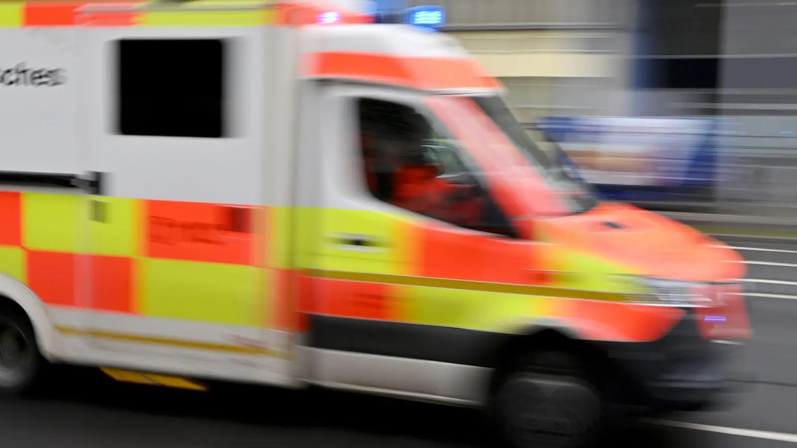 Die Einsatzkräfte eilten zu dem Unfallort. (Symbolbild) (Foto: Peter Kneffel/dpa)