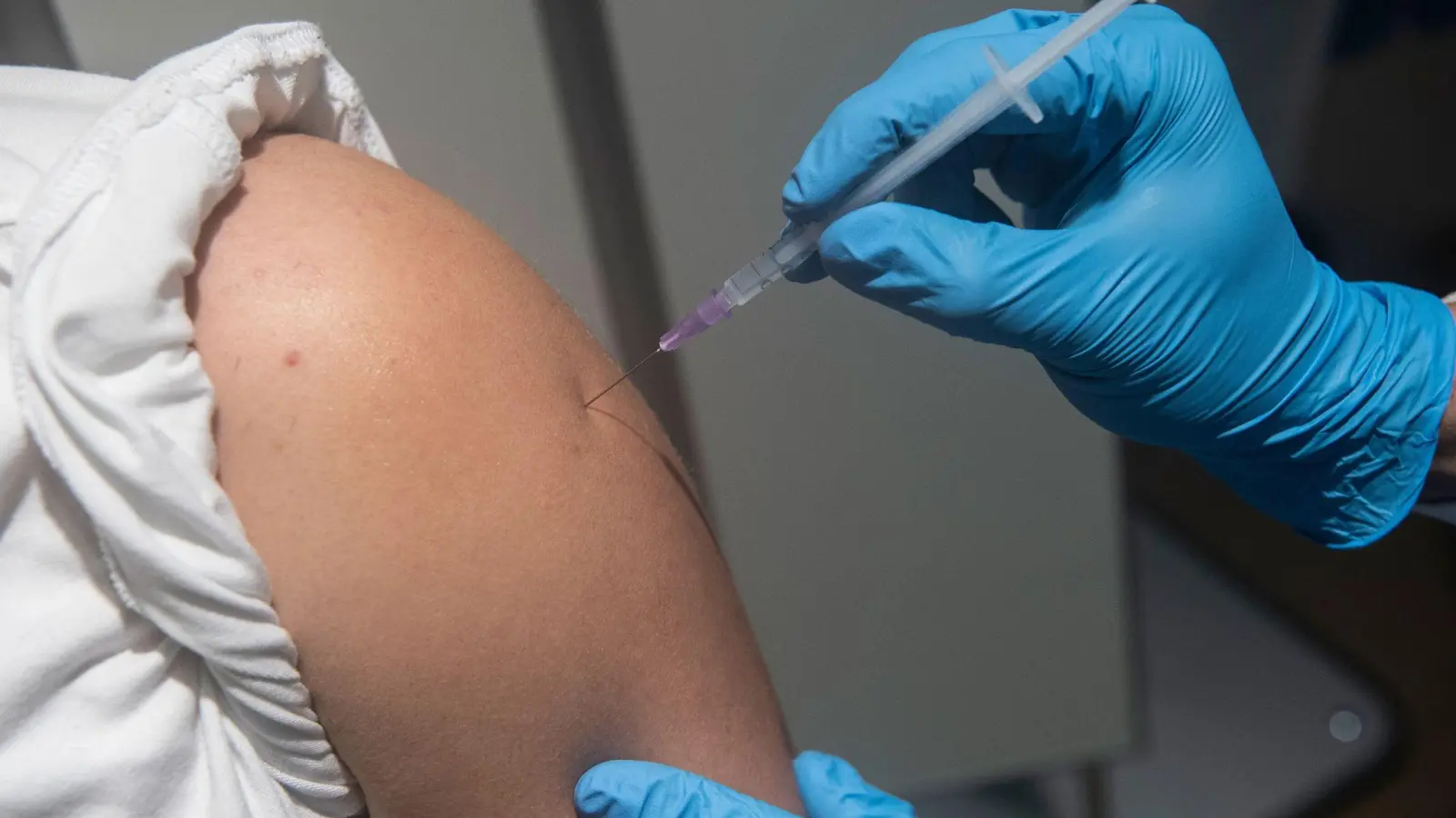 „Die Impfung mit den angepassten Impfstoffen verstärkt noch einmal die Immunität gegenüber Omikron.“ (Foto: Paul Zinken/dpa)