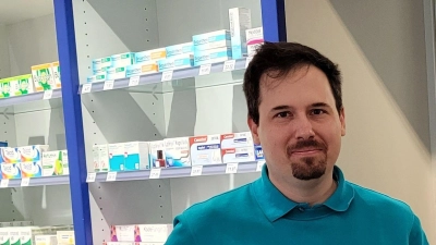 Dr. Philipp Hohnstein in einer seiner Apotheken in Bad Windsheim. Für Markt Bibart schlug er nun Alarm. (Archivfoto: Nina Daebel)