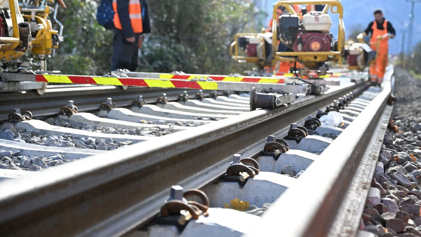 Der Umbauzug der DBn, der gleichzeitig Schwellen und Gleise austauscht, arbeitet auf einer Zugstrecke. (Foto: Angelika Warmuth/dpa/Archivbild)