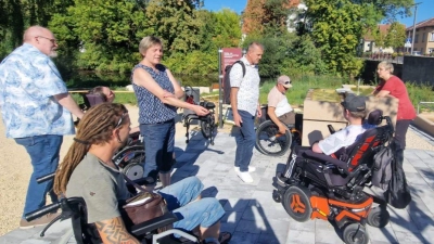 Am neuen Kneippbad testeten auf den Rollstuhl angewiesene Menschen, wie sich für sie die Becken erreichen lassen. (Foto: WwW / Helga Ackermann)