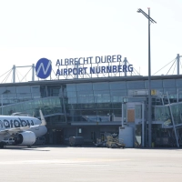Der Flughafen Nürnberg ist am Dienstag wegen eines Polizeieinsatzes gesperrt worden. (Archivbild) (Foto: Daniel Löb/dpa)
