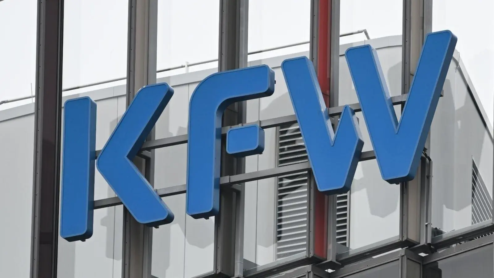 Die staatliche Förderbank KfW bietet den Studienkredit seit 2006 an. (Foto: Arne Dedert/dpa)