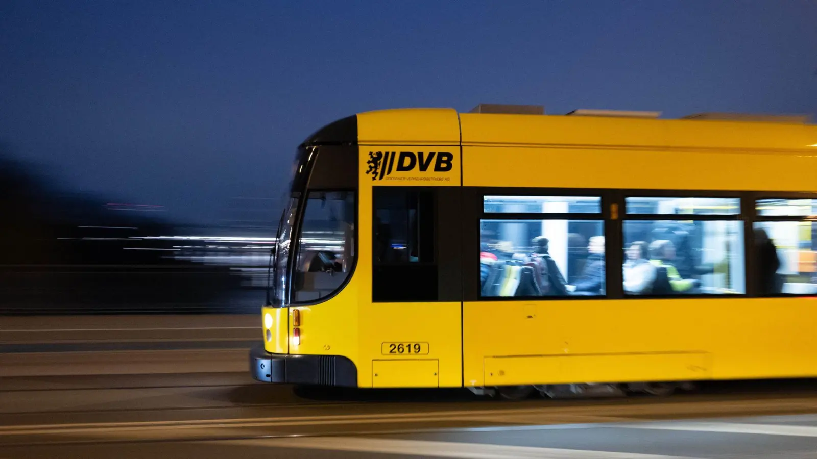 In der Dresdner Neustadt kam es in der Nacht zu Sonntag in einer Straßenbahn zu einem Messerangriff. (Symbolfoto) (Foto: Sebastian Kahnert/dpa)