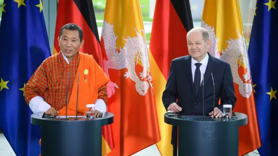 Bhutans Ministerpräsident Lotay Tshering (l) und Bundeskanzler Olaf Scholz äußern sich bei einer Pressekonferenz im Bundeskanzleramt. (Foto: Bernd von Jutrczenka/dpa)