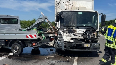 Ein Lkw geriet in ein Baustellenfahrzeug - und zwei Arbeiter starben noch auf der Autobahn  (Foto: NWM-TV/dpa)