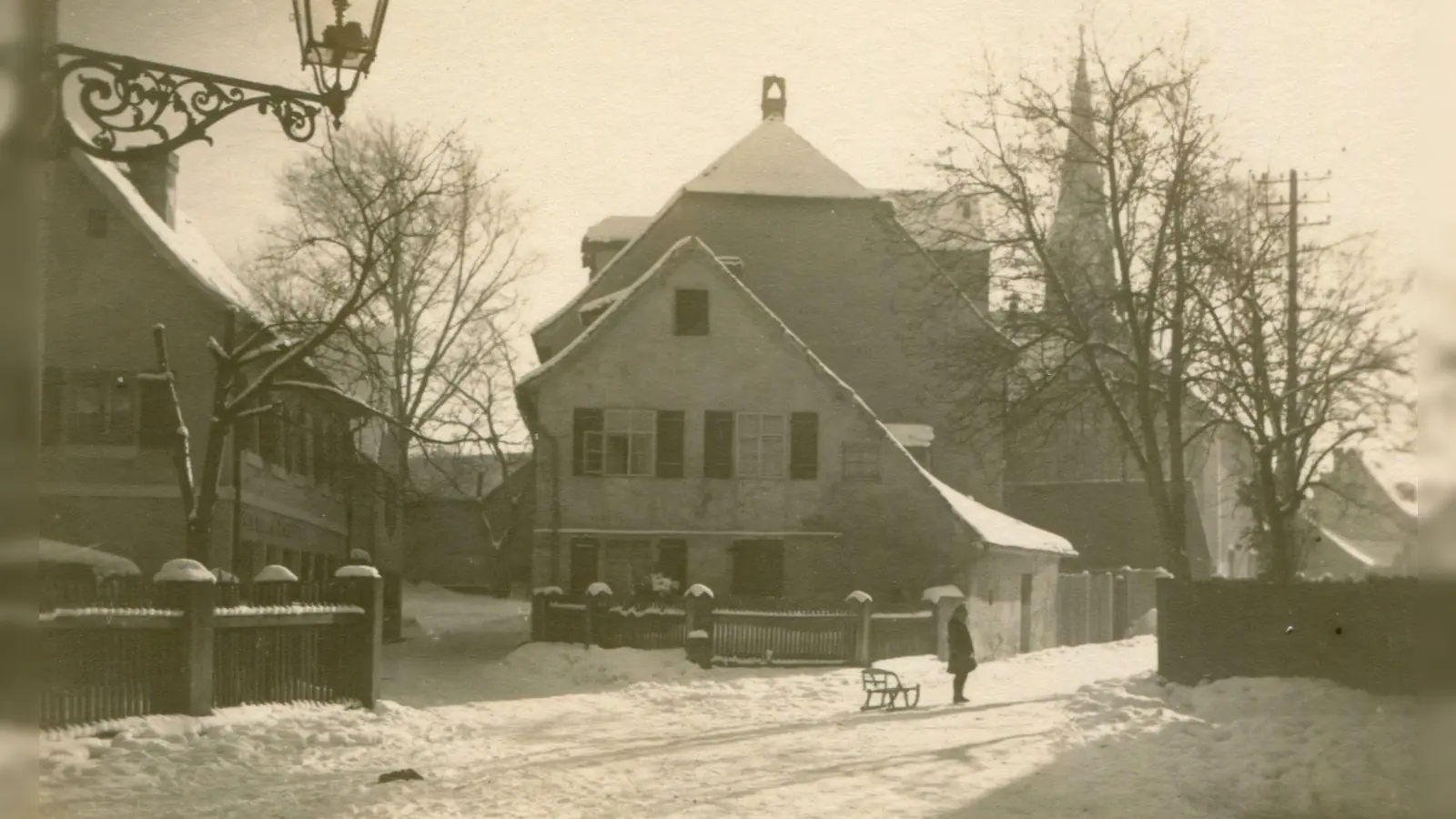 Anfang März 1926 schneit es kräftig in Ansbach, obwohl in der Woche zuvor schon der Frühling in der Luft lag. Der Schnee bleibt für ein paar Tage, sodass die Schlitten noch mal hervorgeholt werden können. Dieses Foto auf einer historischen Postkarte zeigt die winterliche Heilig-Kreuz-Straße. (Repro: Sammlung Martin Schuster)