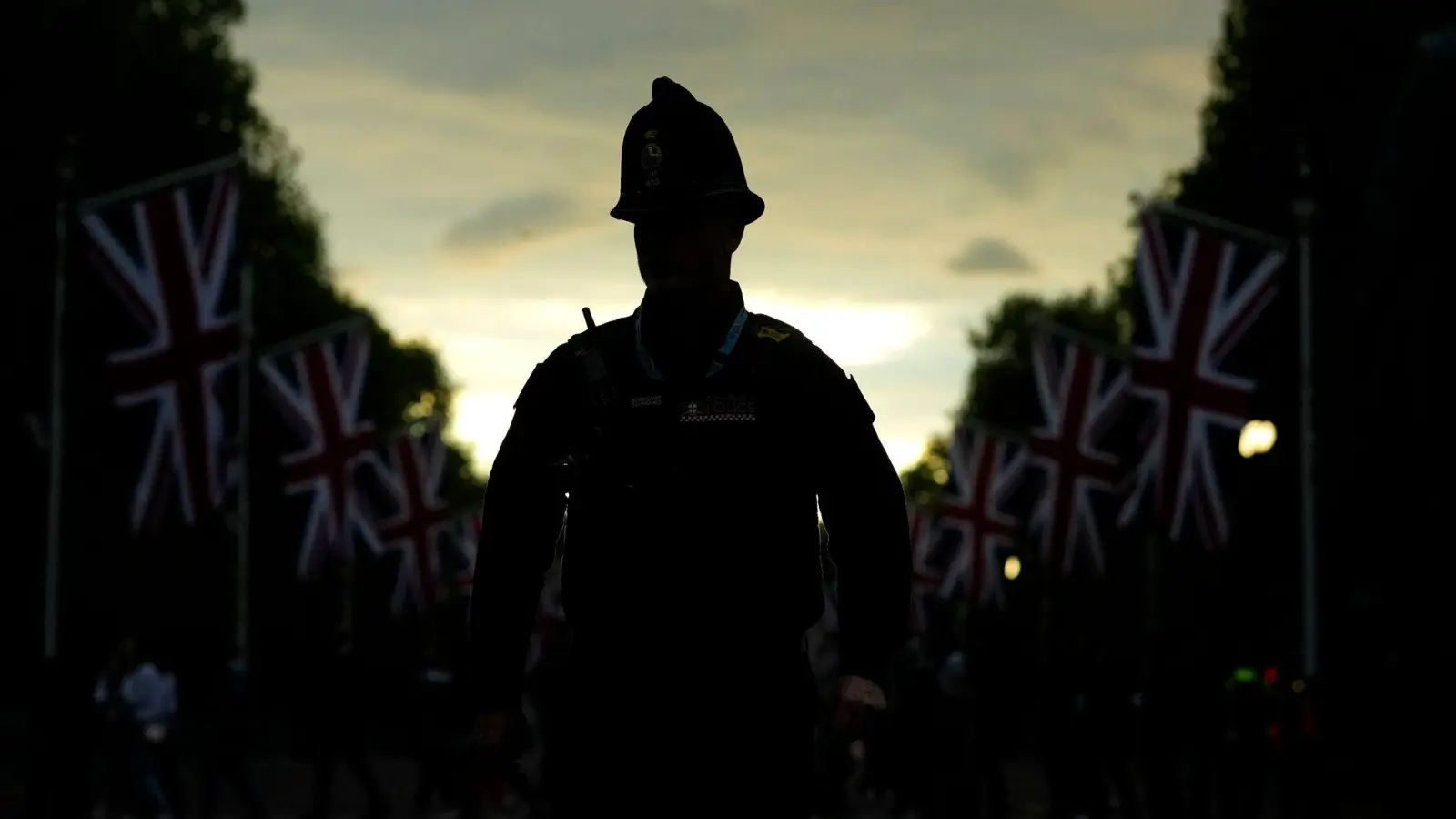 Ein britischer Polizist in London: Den Beamten wird eine „weit verbreitete Nichteinhaltung“ gesetzlicher Schutzmaßnahmen vorgeworfen (Symbolbild). (Foto: Petr David Josek/AP/dpa)