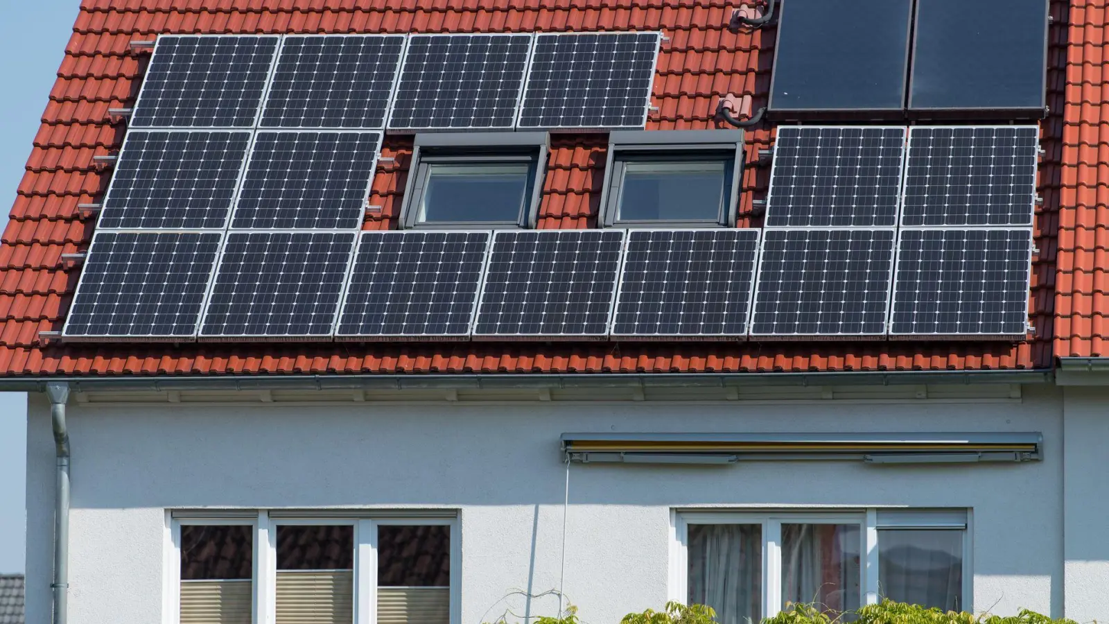 Wer optimal profitieren will, sollte vor der Installation der PV-Anlage darauf achten, in welche Himmelsrichtung das Dach ausgerichtet ist. (Foto: Uwe Anspach/dpa-tmn)