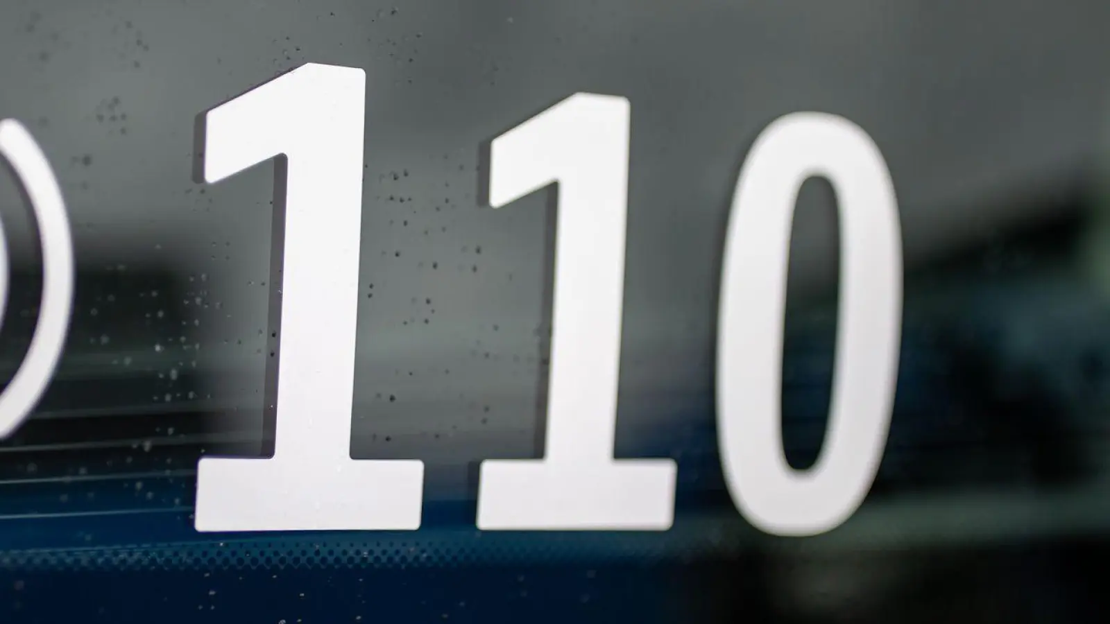 Mehrmals hat ein Betrunkener den Polizeinotruf gewählt - nun erwartet ihn ein Strafverfahren. (Symbolbild) (Foto: Daniel Karmann/dpa)