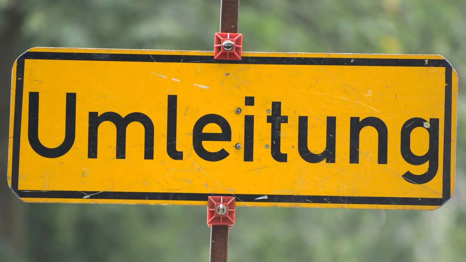 Unter der A6 geht es bei Bottenweiler für einige Monate nicht mehr weiter. (Symbolbild: Tim Brakemeier/dpa/Symbolbild)