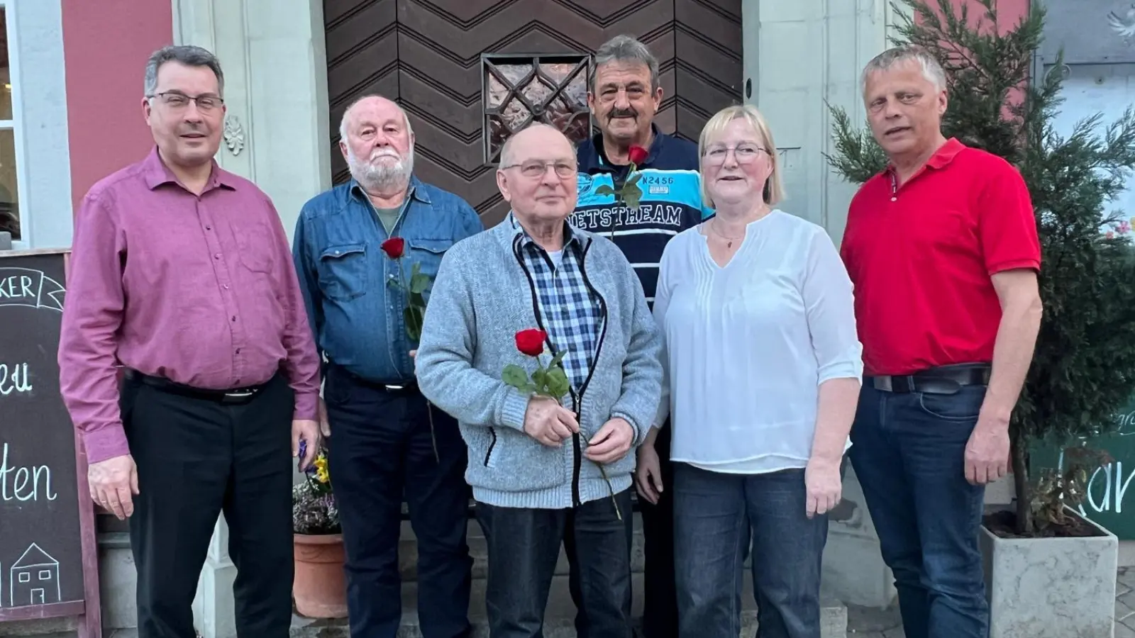 Bürgermeister Lampe und die Geehrten Werner Hendel, Erwin Haubner und Wolfgang Weber sowie die Ortsvereinsvorsitzende Margit Lampe und der Kreisverbandsvorsitzende Bernhard Schurz. (von links) (Foto: Ursula Suchanke)
