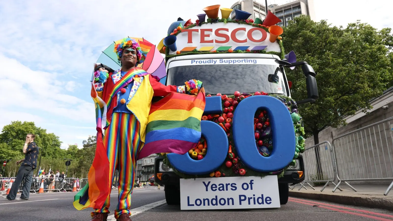 Mohammed Nazir aus London vor der Pride-Parade im Jubiläums-Jahr. (Foto: James Manning/PA Wire/dpa)