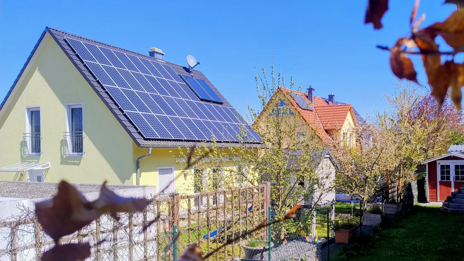 Erneuerbare Energie vom Hausdach beschleunigt die Energiewende. Für die Neubauten im „Sonnenfeld-Ost“ wollen die Stadtwerke den Sonnenstrom aber nicht mehr ins Netz einspeisen lassen. (Foto: Eckard Dürr)