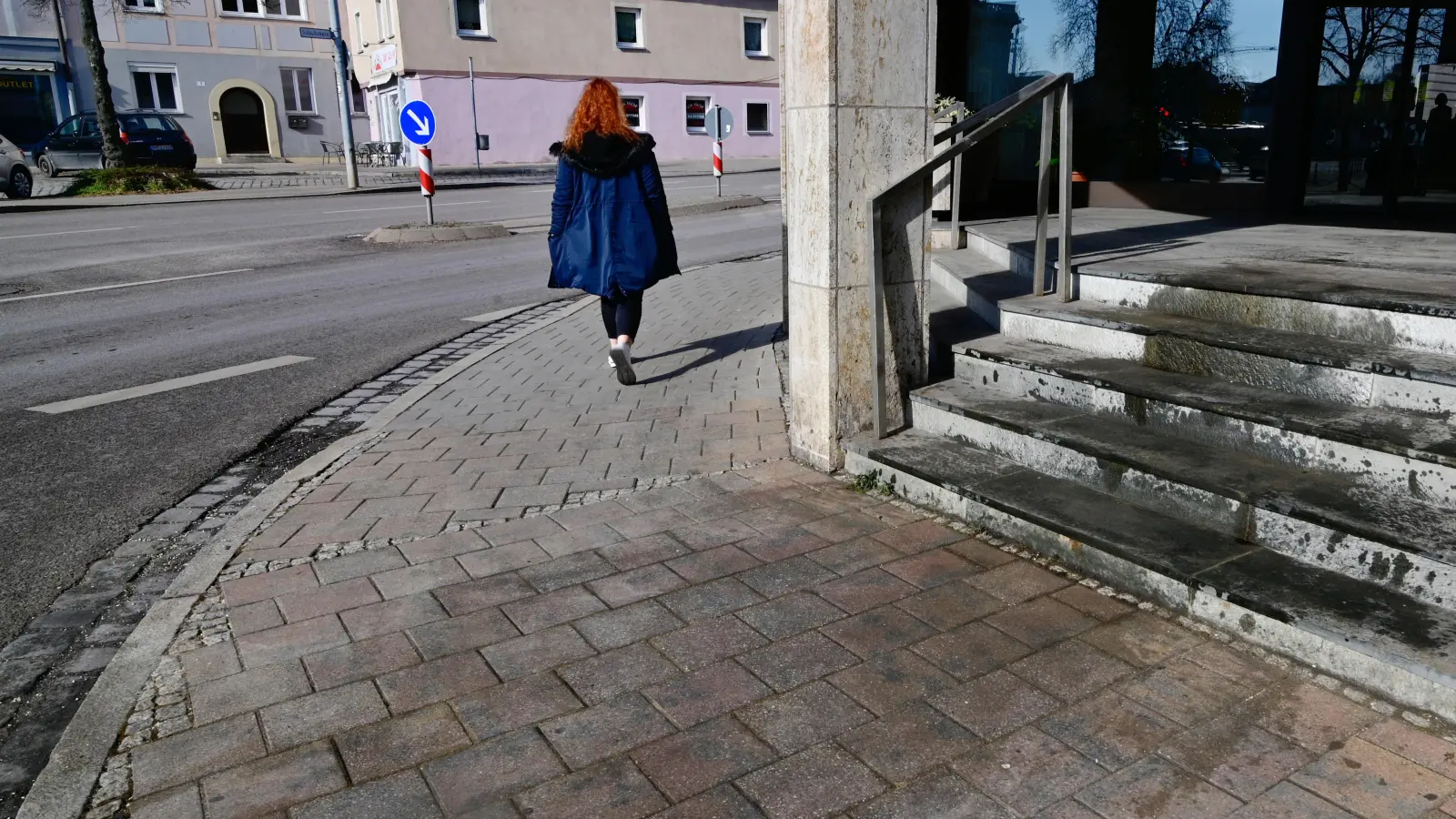 Ein betrunkener Autofahrer landete mit seinem Auto im Treppenaufgang des FLZ-Gebäudes. (Foto: Jim Albright)