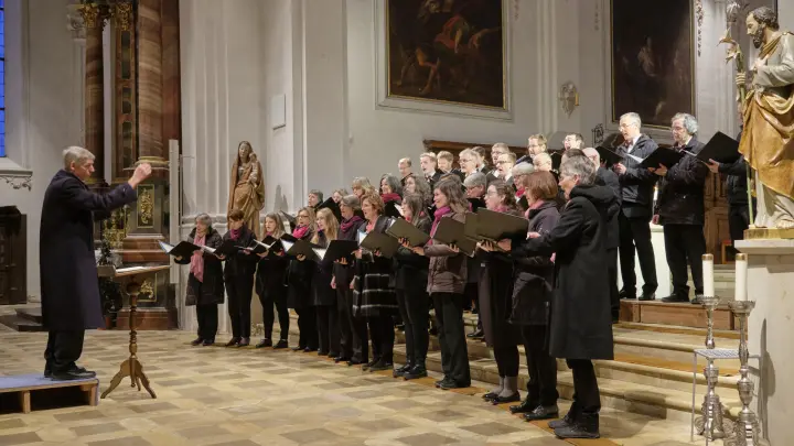 Gastierte bei den Stiftsbasilikakonzerten: der Chor Vocanta, den Joachim Adamczewski leitet. (Foto: Martin Stumpf)